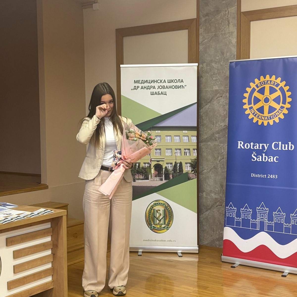 Teodora Kankaraš sa cvećem nakon uručenja nagrade